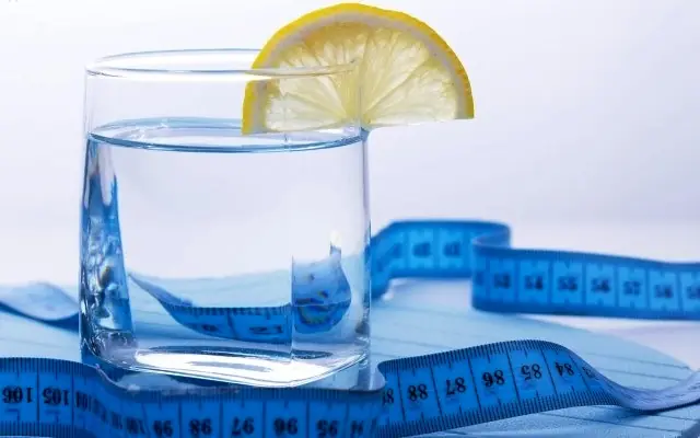 4 стакана воды натощак. Японская водная диета